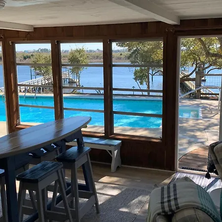 Villa Waterfront Getaway